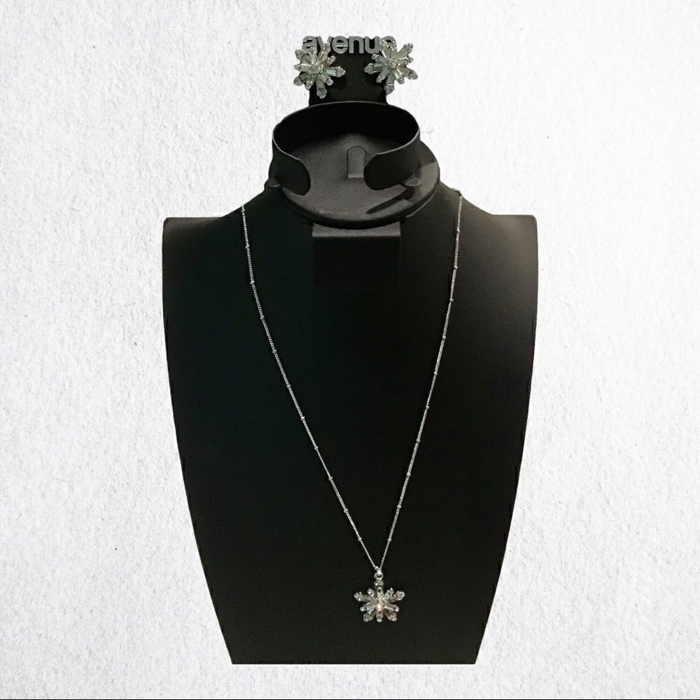 NWT Avenue woman's necklace & earring snowflake set - 20"-23" Long chain